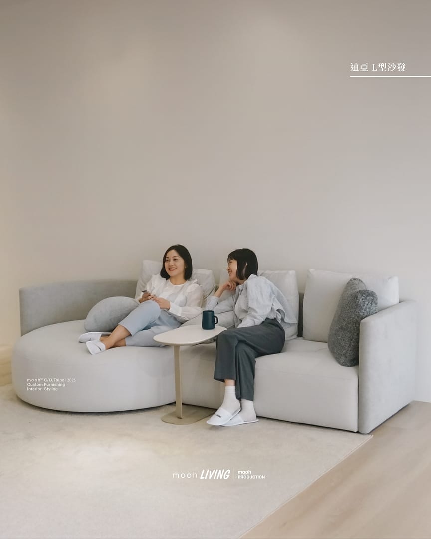 mooh Living 迪亞｜L型沙發生活情境示意，好友相聚對話的午後時光