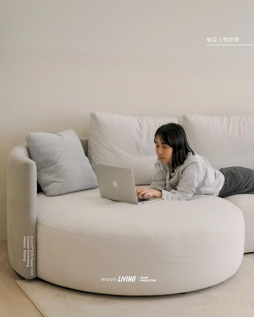 mooh Living 迪亞｜L型沙發生活情境示意，柔軟寬敞的L型沙發成為工作角落，舒適支撐