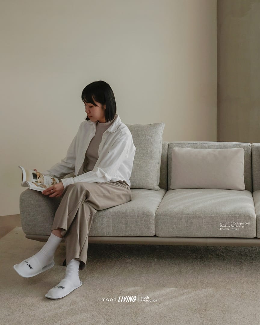 mooh Living 利蒙｜三人沙發生活情境, 一位女生一位坐在沙發上靠著高度合適的扶手閱讀