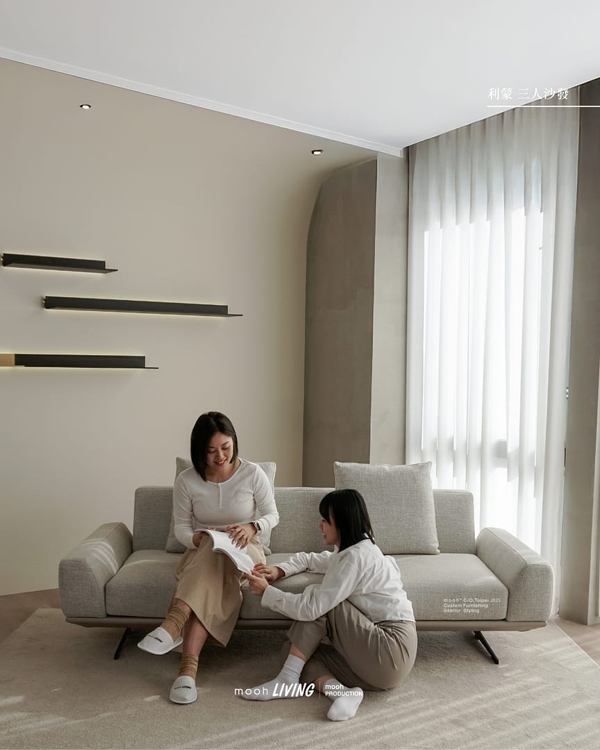 mooh Living 利蒙｜三人沙發生活情境兩位女生一位坐在沙發上一位坐在地板上互相看著對方互動