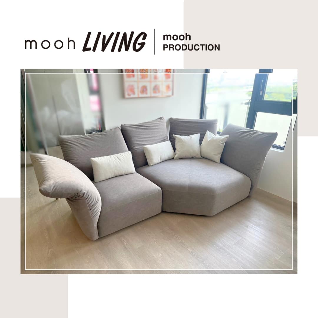 mooh Living 洛林 │L型花瓣沙發-案例分享 一張長254公分的三、四人座灰咖色貓抓布花瓣沙發