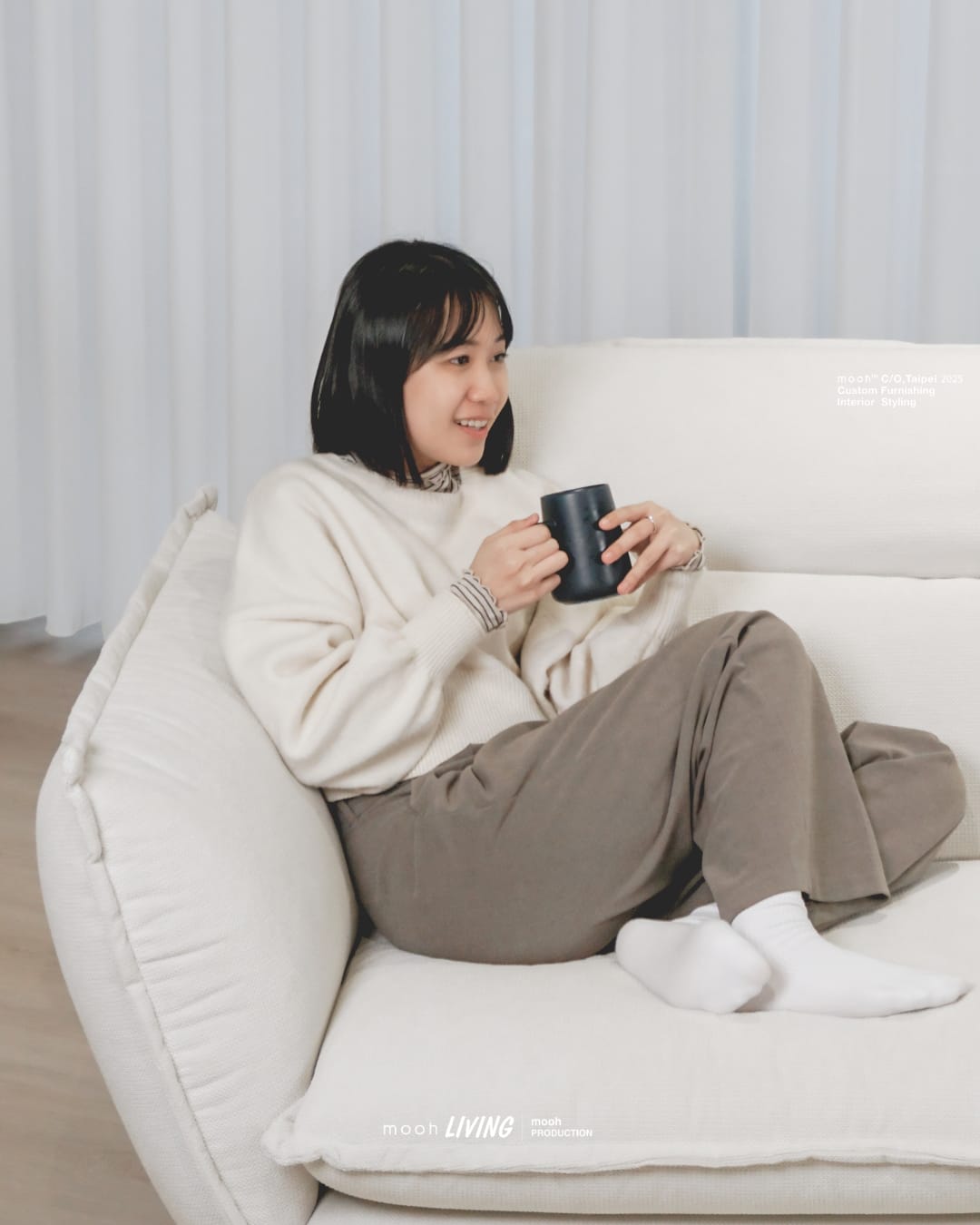 mooh Living 莫爾｜三人沙發,端著馬克杯窩在米白色沙發扶手一測